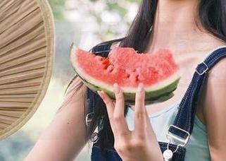 在17吃瓜网观看一整天，我的总结就是：瓜不只有甜，还有些许“盐”。
