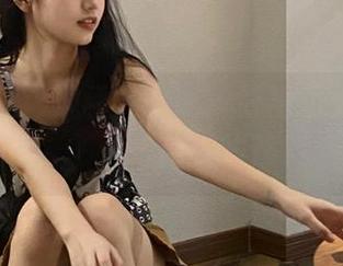 观看九一吃瓜好比看大型戏剧，一边吃瓜一边演戏