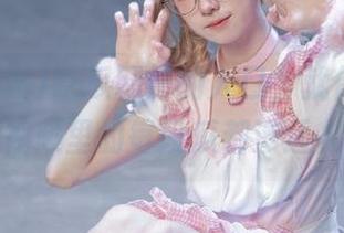 吃瓜网站的入口，就像个咖啡厅，视频里的每段瓜都渗透人心？