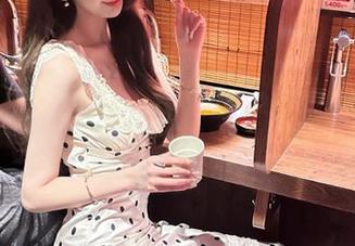 在“黑料不打烊”网站，黑和白的交界是正能量的奇妙舞蹈