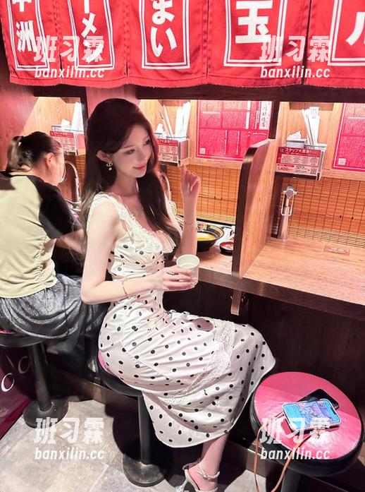 在“黑料不打烊”网站，黑和白的交界是正能量的奇妙舞蹈-班习霖
